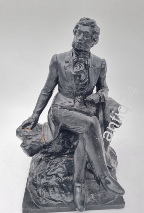 Пушкин на скамейке. В Болдино. Касли, 1988г.