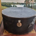 Большая, старинная шляпная коробка. Натуральная кожа.