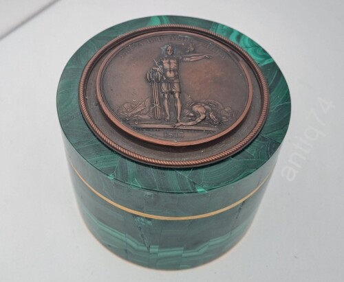 Банка, шкатулка с медалью 1813г. Битва при Лейпциге. Малахит. Бронза.